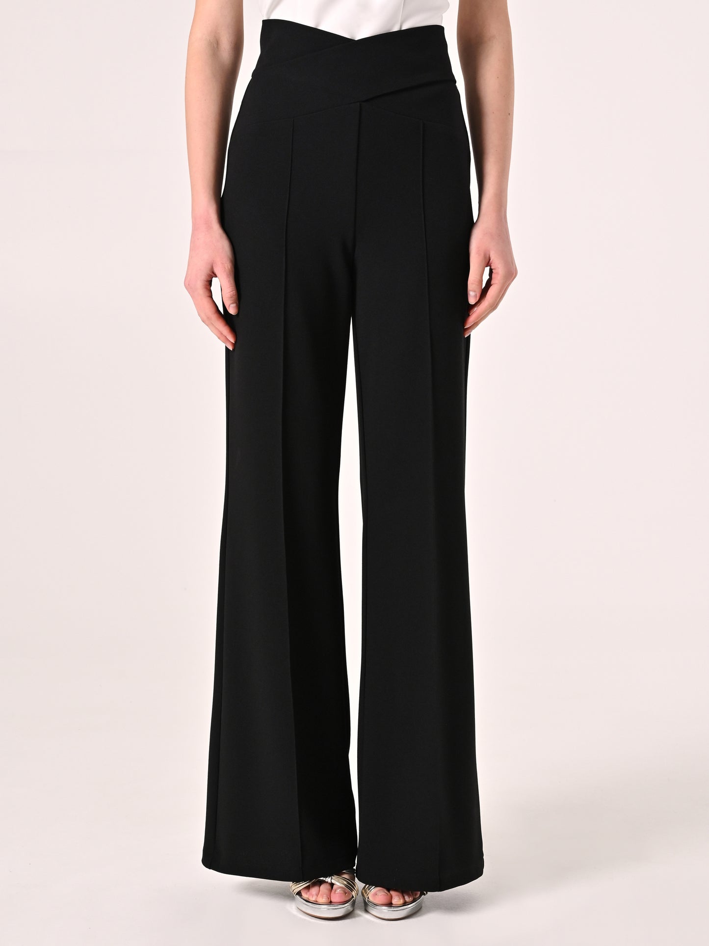 CALÇA COM DETALHE