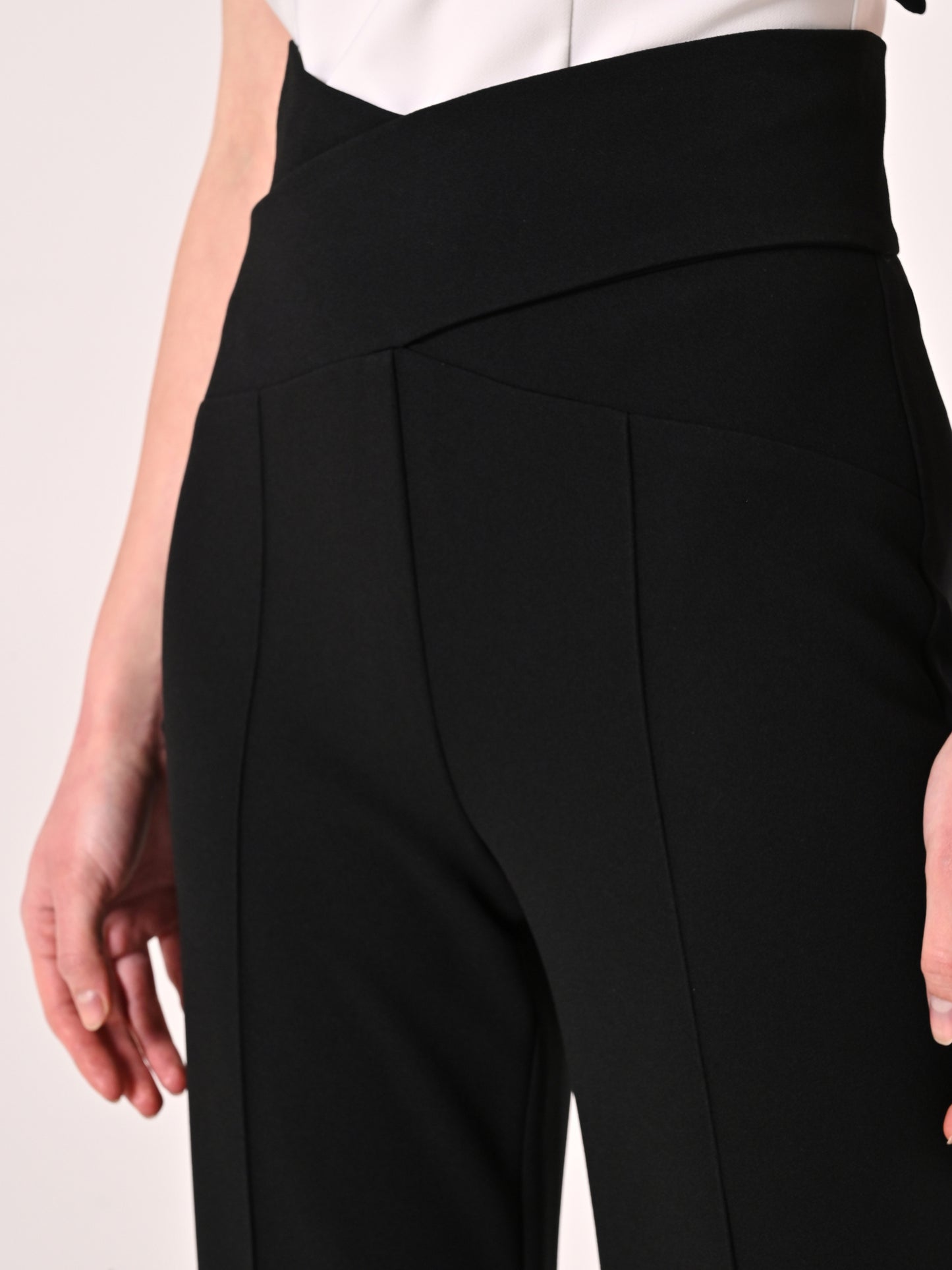CALÇA COM DETALHE