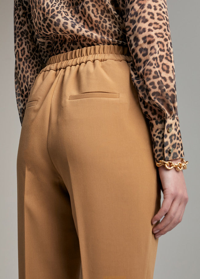 CALÇA COM BOTÕES NO BOLSO