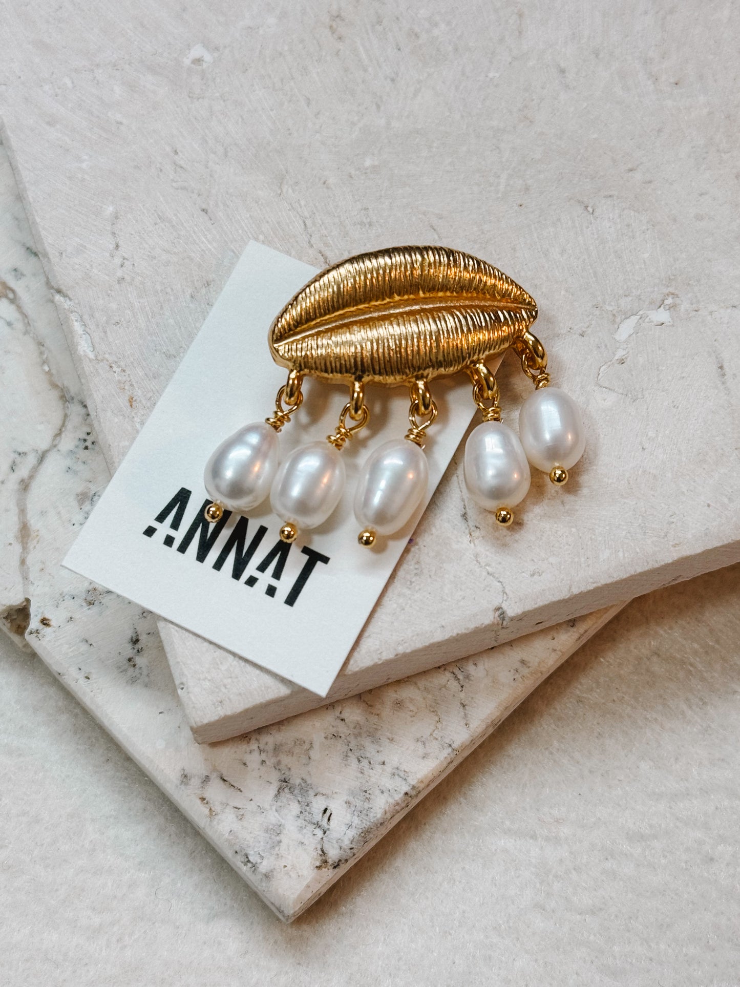 PREGADEIRA COM PÉROLAS