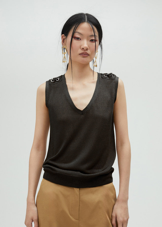 TOP COM DETALHE NO OMBRO