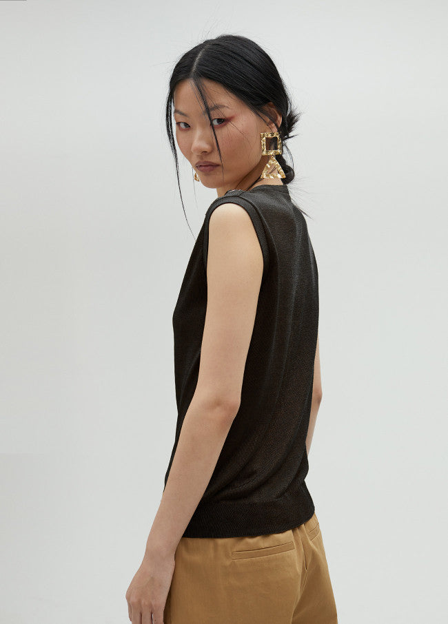TOP COM DETALHE NO OMBRO