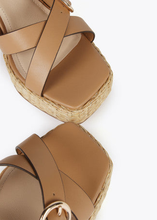 SANDÁLIA COM TACÃO E FIVELAS