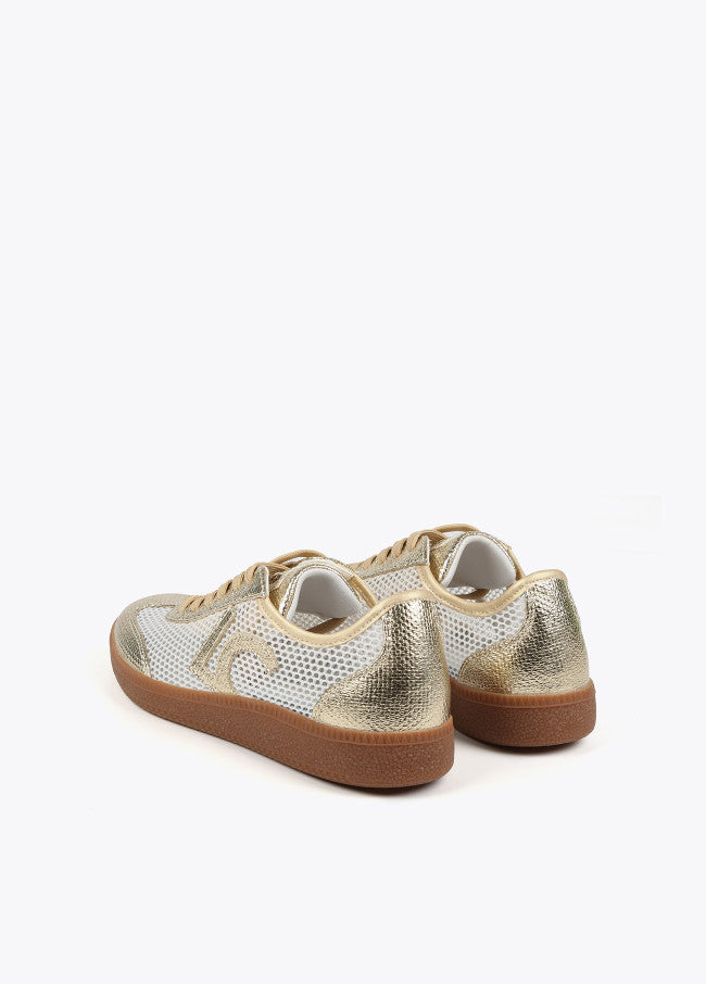 TÉNIS COM PORMENORES METALIZADOS