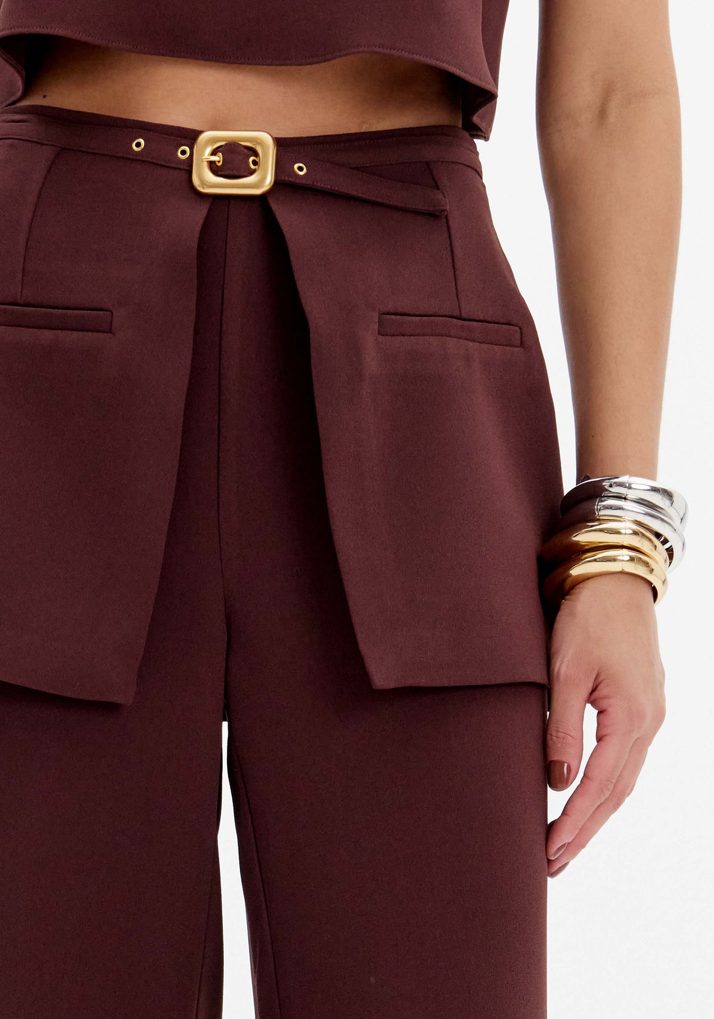 CALÇA COM PORMENOR