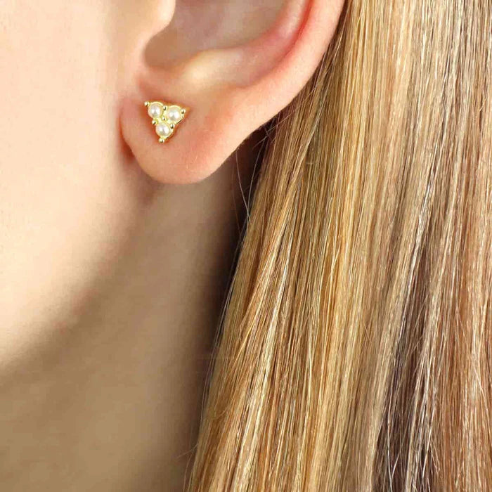 PIERCING COM PÉROLAS TRIANGULAR