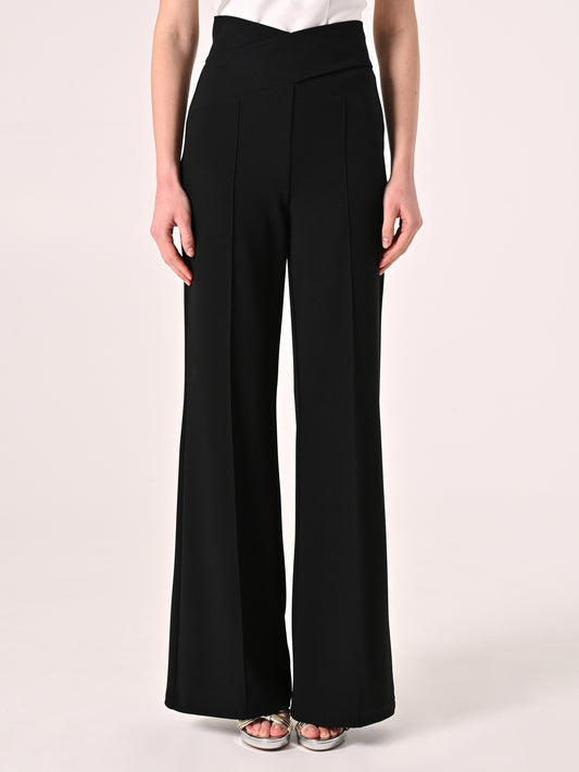 CALÇA COM DETALHE