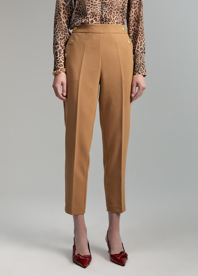CALÇA COM BOTÕES NO BOLSO